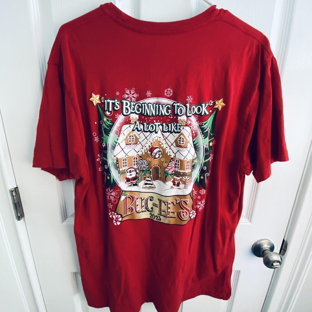 Buc-ee's Shirt Mens Extra Large Red Christmas 2023 Santa Gingerbread Snowglobe